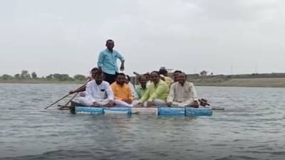 शिवसेना आमदाराचं आगळं वेगळं आंदोलन, प्रकल्पबाधित शेतकऱ्यांच्या न्यायासाठी थेट पेन टाकळी प्रकल्पाच्या पाण्यात ठिय्या