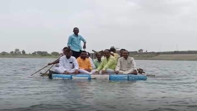 शिवसेना आमदाराचं आगळं वेगळं आंदोलन, प्रकल्पबाधित शेतकऱ्यांच्या न्यायासाठी थेट पेन टाकळी प्रकल्पाच्या पाण्यात ठिय्या