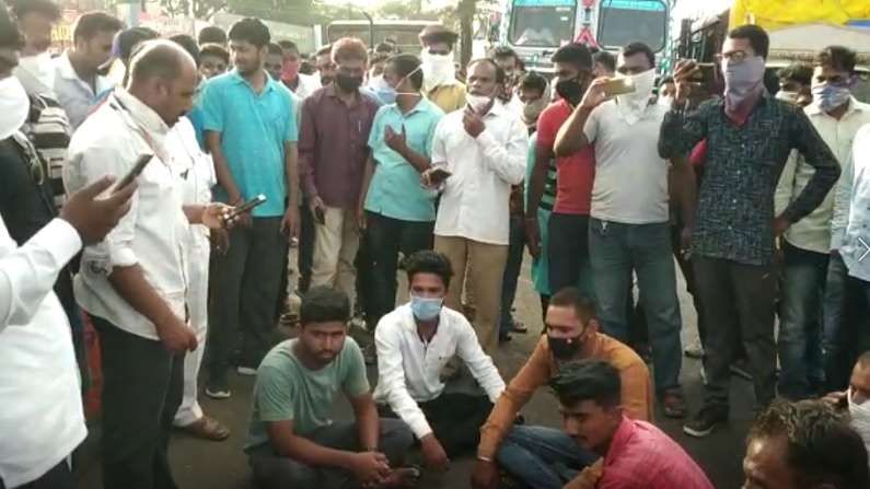 तरुण शेतकऱ्याला मारहाण, कांद्याचे भाव पाडले, व्यापाऱ्यावर कारवाईसाठी शेतकऱ्यांचं ठिय्या आंदोलन तरुण शेतकऱ्याला मारहाण, कांद्याचे भाव पाडले, व्यापाऱ्यावर कारवाईसाठी शेतकऱ्यांचं ठिय्या आंदोलन