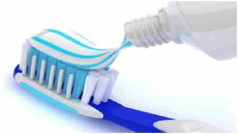चांदीच्या वस्तू स्वच्छ करण्यासाठी तुम्ही टूथपेस्ट देखील वापरू शकता. यासाठी, आपल्याला ब्रशला टूथपेस्ट लावून चांदी स्वच्छ करावी लागेल आणि गरम पाण्याने धुवावी लागेल. हे चांदीच्या वस्तू स्वच्छ करण्याचे देखील काम करेल.