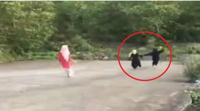 Video | स्वत:ला सावरण्याचा पुरेपूर प्रयत्न, शेवटी व्हायचं तेच झालं, दोन महिलांचा व्हिडीओ व्हायरल