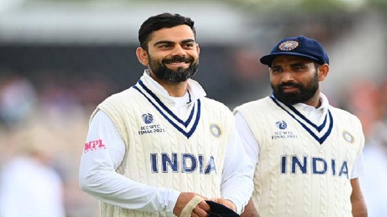 भारत आणि न्य़ूझीलंड (India vs NewZealand) यांच्यातील वर्ल्ड टेस्ट चॅम्पियनशिपच्या अंतिम सामन्यात  (WTC Final) पावसाने व्यत्यय आणल्याने क्रिकेट रसिक नाराज आहेत. दरम्यान सोशल मीडियावर सामन्याबद्दलचे अपडेट्स, मीम्स यामुळे प्रेक्षकांचे मनोरंजन होत असून भारतीय क्रिकेटर मोह्म्मद शमीने (Mohammad Shami) देखील सामन्यातील काही फोटो पोस्ट केले आहेत. ज्यात कर्णधार विराट कोहलीचा(Virat Kohli) क्यूट लूक पाहण्याजोगा आहे. (Mohammad Shami Posted Photo Of WTC Final Between India and Newzealand Virat Kohli Looking Cute)