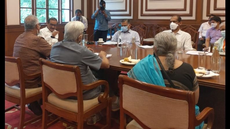 आशा आणि गटप्रवर्तक कर्मचार्यांची आरोग्यमंत्र्यांसोबतची बोलणी फिसकटली, बेमुदत संप सुरूच राहणार आशा आणि गटप्रवर्तक कर्मचार्यांची आरोग्यमंत्र्यांसोबतची बोलणी फिसकटली, बेमुदत संप सुरूच राहणार