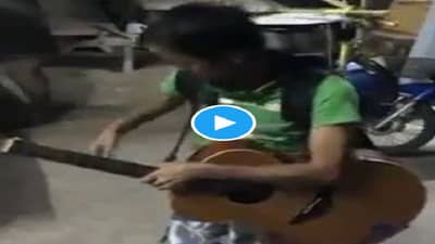 Video | तरुणाच्या अंगावर जिकडे-तिकडे वाद्ये, कर्णमधुर संगीतावर नेटकरी फिदा