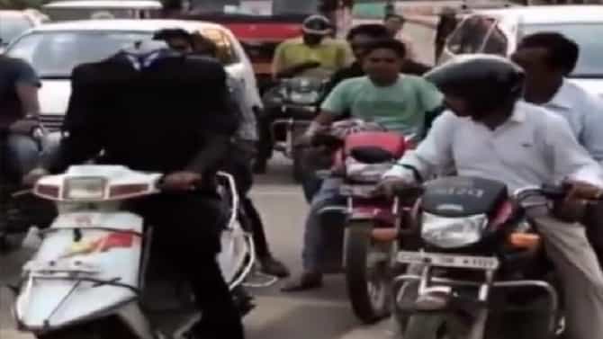 Video | डोळे, डोके नसलेला माणूस, रहदारीत चालवतोय दुचाकी, व्हिडीओ व्हायरल
