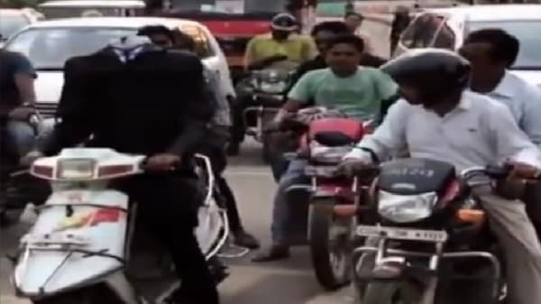 Video | डोळे, डोके नसलेला माणूस, रहदारीत चालवतोय दुचाकी, व्हिडीओ व्हायरल