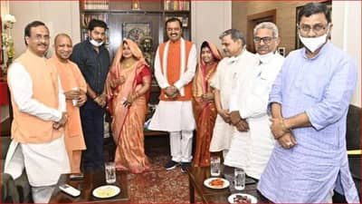 यूपीत 300 प्लसच्या नाऱ्यासह उतरणार भाजपा, सर्व काही आलबेल असल्याचं दाखवण्याचा प्रयत्न, एका फोटोची खास चर्चा