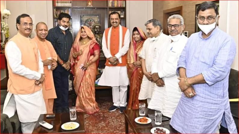 यूपीत 300 प्लसच्या नाऱ्यासह उतरणार भाजपा, सर्व काही आलबेल असल्याचं दाखवण्याचा प्रयत्न, एका फोटोची खास चर्चा यूपीत 300 प्लसच्या नाऱ्यासह उतरणार भाजपा, सर्व काही आलबेल असल्याचं दाखवण्याचा प्रयत्न, एका फोटोची खास चर्चा