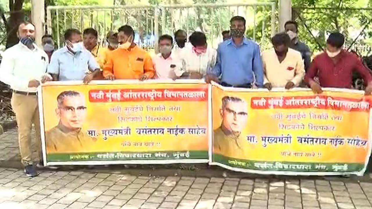नवी मुंबई विमानतळाला वसंतराव नाईक यांचं नाव द्या, पोहरादेवीचे महंत सुनील महाराजांचं विधान भवन परिसरात आंदोलन
