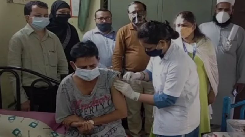 भिवंडीत रात्र निवारा केंद्रातील बेघरांचे लसीकरण करण्यात आलं. महानगरपालिका क्षेत्रात दिवानशाह दर्गा व बस स्थानक परिसरात दोन रात्र निवारा केंद्र आहेत. या केंद्रांच्या आश्रयास असलेल्या बेघर निराधार व्यक्तींचे लसीकरण होतं.
