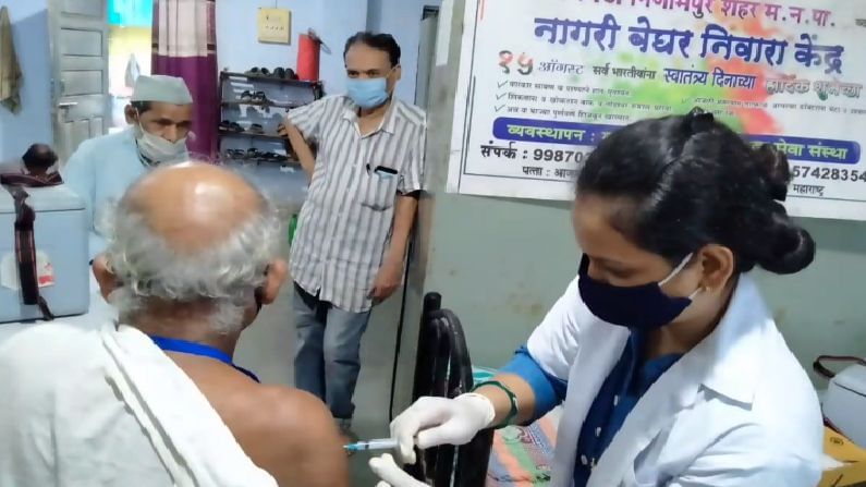 महापालिका आयुक्त डॉ पंकज आशिया यांच्या मार्गदर्शनाखाली मुख्य वैद्यकीय अधिकारी डॉ. के. आर. खरात यांनी स्वतः दोन्ही केंद्रातील बेघर निराधार व्यक्तीं साठी लसीकरण मोहीम राबविली.