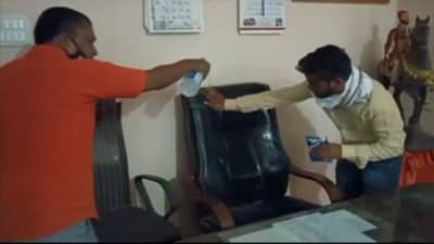 भाजप सोडून शिवबंधन बांधणाऱ्या नगरपालिकेच्या उपाध्यक्षांचा निषेध, खुर्ची वॉशिंग पावडरने धुतली