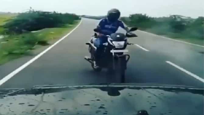 Video | घरी जाण्याची तरुणाला भलतीच घाई, समोरुन कार आली अन् भर पावसात अपघात, व्हिडीओ व्हायरल
