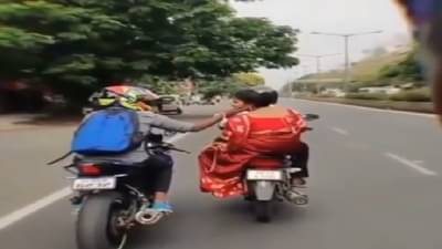 Video | तरुण गाडी घेऊन महिलेजवळ गेला, भर रस्त्यात केलं भलतंच काम, व्हिडीओ व्हायरल