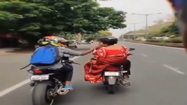 Video | तरुण गाडी घेऊन महिलेजवळ गेला, भर रस्त्यात केलं भलतंच काम, व्हिडीओ व्हायरल