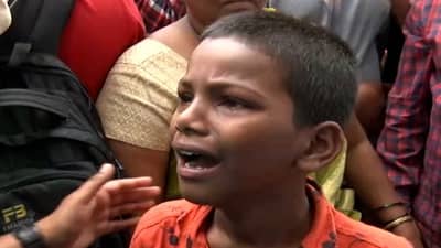 PHOTO: आंबिल ओढा परिसरात धडक कारवाई, घरं पाडली, ऐन पावसाळ्यात नागरिक रस्त्यावर