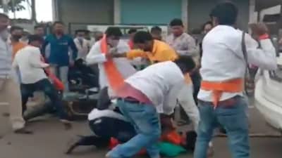 VIDEO | शिवसेना जिल्हाप्रमुखांवर शहरप्रमुखाने तेल फेकलं, समर्थकांकडून चोप, बीडमध्ये जोरदार राडा