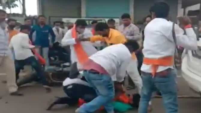 VIDEO | शिवसेना जिल्हाप्रमुखांवर शहरप्रमुखाने तेल फेकलं, समर्थकांकडून चोप, बीडमध्ये जोरदार राडा