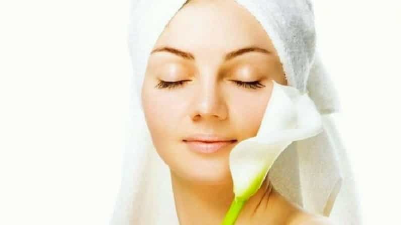 सुंदर त्वचा मिळवण्यासाठी त्वचेची काळजी घ्यावी लागते. आपण जर त्वचेची काळजी घेतली नाही तर आपली त्वचा निस्तेज बनते. त्याचबरोबर त्वचेच्या अनेक समस्या सुरू होतात.