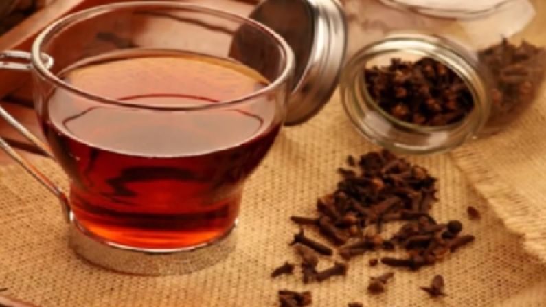 आद्रकचा चहा पिणे आपल्या आरोग्यासाठी खूप फायदेशीर आहे. आल्याच्या चहामध्ये जिंझोल असते जे कर्करोग, रक्तदाब आणि मधुमेह सारख्या आजारांपासून बचाव करतो. हा चहा पिल्यामुळे सर्दी-ताप, खोकला कमी होतो. तसेच यामुळे आपले वजन कमी होण्यास मदत होते. 