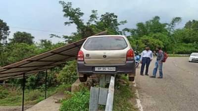 ड्रायव्हरचा गाडीच्या वेगावरचा ताबा सुटला, थेट क्रॅश बॅरियरवर कार चढली, सुदैवाने मोठी दुर्घटना टळली