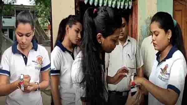 जळगावच्या विद्यार्थिनींकडून अंधांना मदत करणाऱ्या तिसरा डोळ्याचा शोध, गॅझेट उपकरणाची निर्मिती
