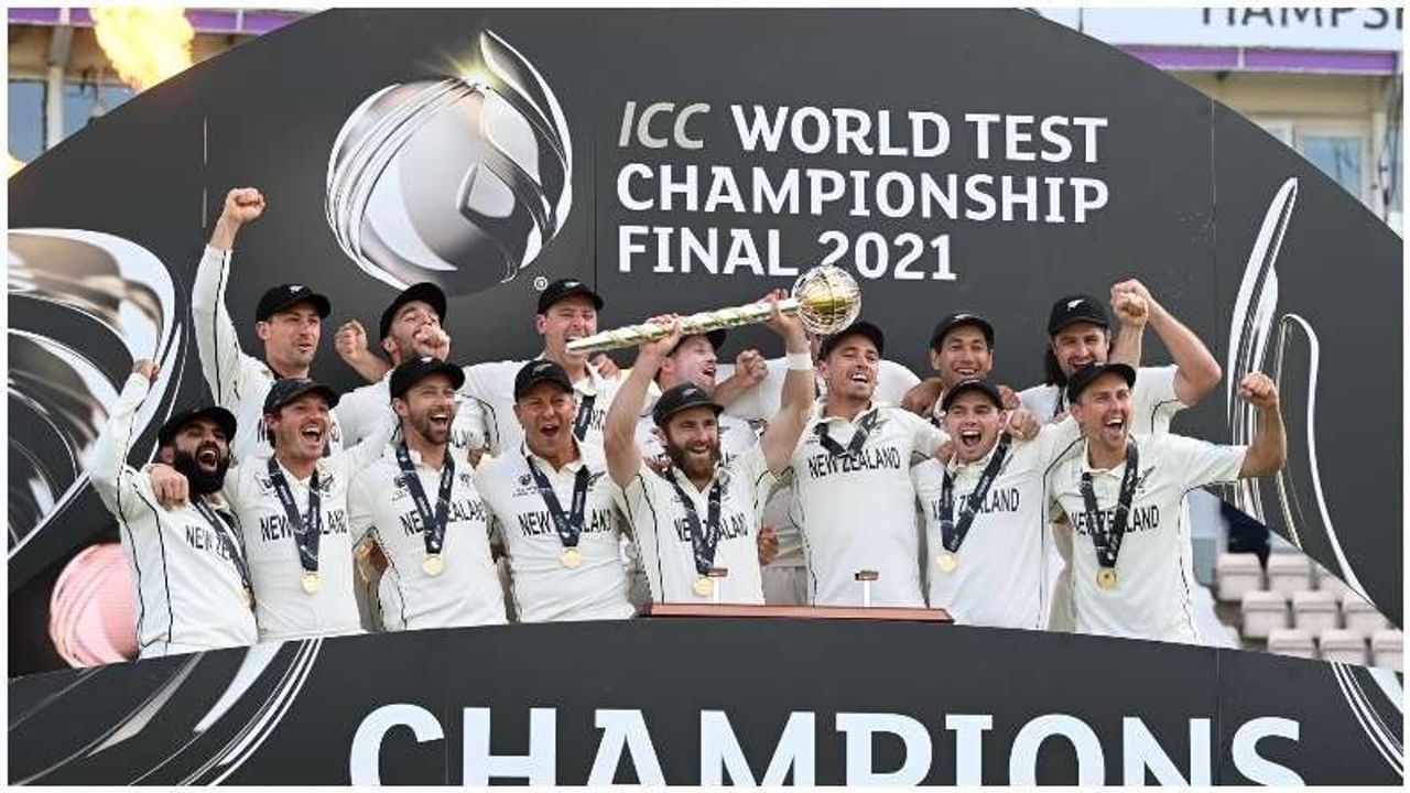 144 वर्षांच्या कसोटी क्रिकेटच्या इतिहासात पहिल्यांदाच कसोटी विश्वचषक खेळला गेला. नाव दिलं गेलं, आयसीसी वर्ल्ड टेस्ट चॅम्पियनशिप फायनल.... साऊथॅम्प्टनच्या मैदानावर भारत आणि न्यूझीलंडच्या संघांदरम्यान सामना पार पजला. शेवटी सर्वोत्तम खेळ करणाऱ्या किवी संघाला विजेतेपदाची ट्रॉफी मिळाली यासह किवी संघाने आयसीसी करंडकाचा दुष्काळही समाप्त केला. कर्णधार केन विल्यमसन कसोटी क्रिकेटचा पहिला विश्वचषक जिंकणारा पहिला कर्णधार ठरला. वास्तविक, आयसीसीच्या शेवटच्या 7 स्पर्धांची कहाणीही अशीच आहे. पुरुषांच्या क्रिकेटशी संबंधित शेवटच्या 7 आयसीसी स्पर्धांमध्ये प्रत्येक वेळी विजेतेपदाचा करंडक नवीन कर्णधार उंचावतो.