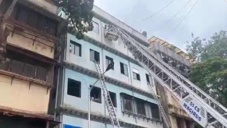 दक्षिण मुंबईत पाच मजली इमारतीचा भाग कोसळला, 34 जणांना बाहेर काढलं