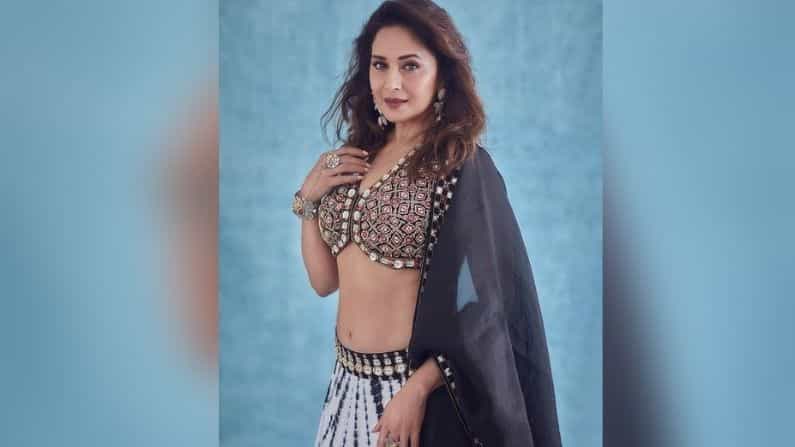 बॉलिवूडची धकधक गर्ल अभिनेत्री माधुरी दीक्षित सध्या सोशल मीडियावर खूप अॅक्टिव आहे गेले अनेक दिवस ती सोशल मीडियावर आपले फोटो शेअर करत आहे. नुकतंच तिनं लेहेंग्यामध्ये तिचे काही फोटो शेअर केले आहेत.