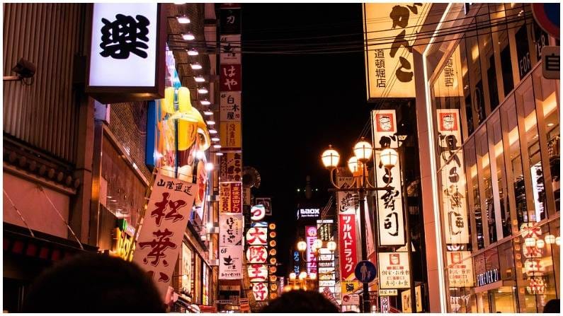 जपानमध्ये आता आठवड्याचे कामाचे दिवस चार असणार आहेत. जपान सरकारनं त्यांच्या वार्षिक धोरणात याबाबत  मार्गदर्शक सूचना जारी केल्या आहेत. कंपन्यांना त्यांच्या कर्मचाऱ्यांना पाच दिवसांऐवजी चार दिवस काम करण्याची मुभा देण्यात यावी, अशा सूचना देण्यात आल्या आहेत. यामुळे कर्मचाऱ्यांनी कार्यालयात हजर राहण्याचा वेळ कमी होईल. कर्मचाऱ्यांच काम आणि त्यांचं दैनंदिन जीवन यामध्ये संतुलन साधण्याचा जपान सरकारचा प्रयत्न आहे. 