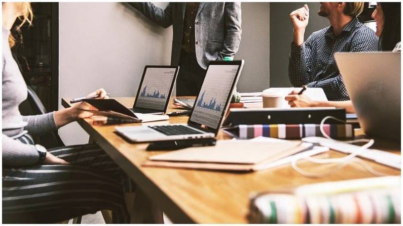 कोरोना विषाणू महामारीच्या काळात जपानमधील कंपन्यांनी त्यांच्या कामाच्या पद्धतीमध्ये मोठा बदल केला आहे. जपानमधील सरकार आता कंपन्यांसोबत कामाचे तास कमी करणं आणि रिमोट वर्किंग कोरोनानंतर सुरु ठेवण्यासंदर्भात चर्चा करत आहे. 