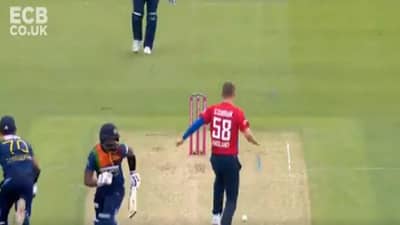 VIDEO : फुटबॉलची किक क्रिकेटच्या मैदानात, सॅम करनने केलेला रनआऊट जरुर पाहा