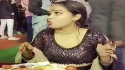 Video | लग्न समारंभात जेवणावर मस्तपैकी ताव, तरुण समोर दिसताच झाली नाजुका, तरुणीचा व्हिडीओ व्हायरल