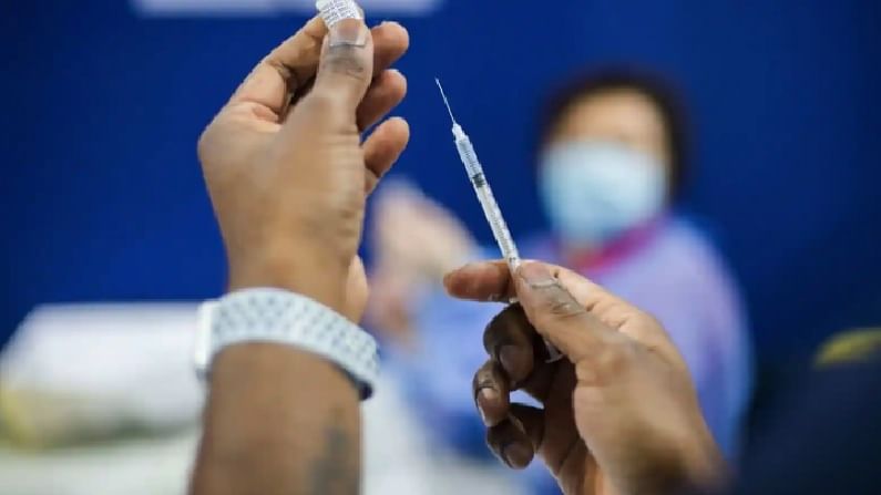 पुण्यात कोरोना लसीच्या दुसऱ्या डोसला प्राधान्य, 70 टक्के लशी राखीव, आज 195 ठिकाणी होणार लसीकरण पुण्यात कोरोना लसीच्या दुसऱ्या डोसला प्राधान्य, 70 टक्के लशी राखीव, आज 195 ठिकाणी होणार लसीकरण