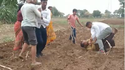 VIDEO | शेतीच्या वादातून तुफान राडा, दोन शेतकऱ्यांमध्ये शेतातच हाणामारी