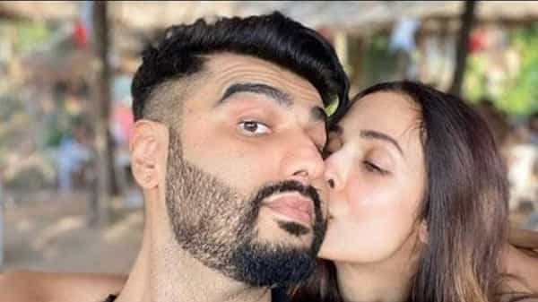 बॉलिवूड इंडस्ट्रीमध्ये अर्जुन कपूर आणि मलायका अरोराच्या बॉन्डिंगविषयी नेहमीच चर्चा होत असते. दोघंही सेलिब्रिटी असून जेव्हा जेव्हा ते एकत्र असतात तेव्हा ते जगाचे लक्ष वेधून घेतात. मात्र मलायका अरोरासोबतचे प्रेम प्रकरण अर्जुनसाठी इतकं सोपं नव्हतं.