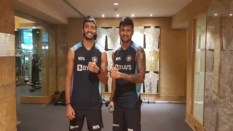 वर्ल्ड टेस्ट चॅम्पियनशिपच्या अंतिम सामन्यात पराभवानंतर भारतीय क्रिकेट रसिकांचा हिरमोड झाला आहे. दरम्यान दुसरीकडे भारताचे तरुण क्रिकेटपटू श्रीलंका दौऱ्यासाठी सज्ज झाले असून बीसीसीआयने त्यांचे जीममधील फोटो पोस्ट केले आहेत. वरील फोटोमध्ये आयपीएलमध्ये तुफान कामगिरी करणारा आरसीबीचा देवदत्त पड्डीकल (Devdatta paddikal) आणि चेन्नईचा कृष्णाप्पा गौथम (krishnappa gowtham) हे दोघे आहेत.