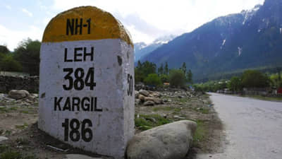 प्रवासादरम्यान दिसणारे हिरव्या-पिवळ्या-पांढऱ्या रंगाचे मैलाचे दगड नेमकं काय सांगतात? जाणून घ्या या रंगांचा अर्थ!