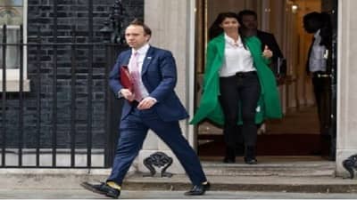 Video | ब्रिटनच्या आरोग्य मंत्र्यांचं महिला सहकाऱ्यासोबत लिप लॉक, किसिंगचा व्हिडीओ जगभरात व्हायरल