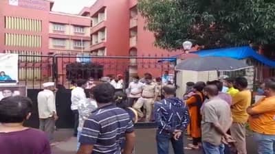 नवी मुंबईतील मुजोर शाळा, 300 विद्यार्थी ऑनलाईन शिक्षणापासून वंचित, फीसाठी थेट पालकांना शाळेच्या आवारात कोंडलं