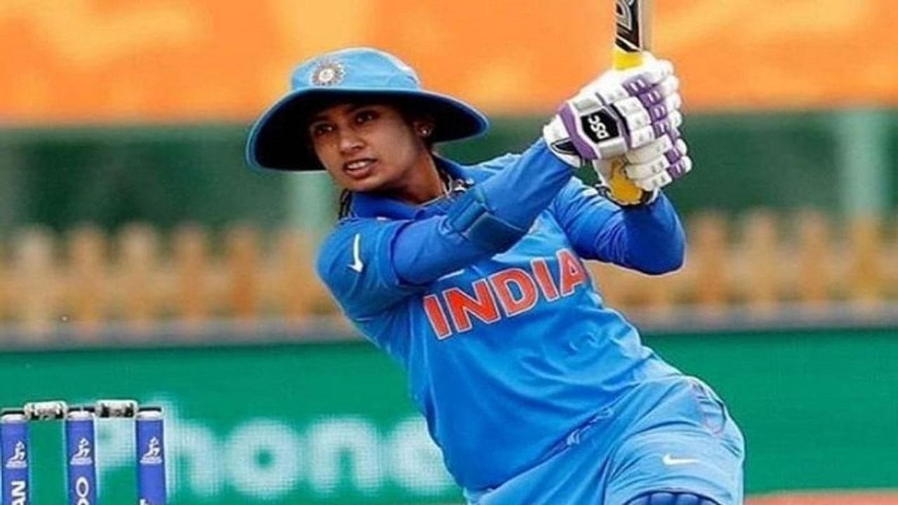 भारताची सर्वात दिग्गज महिला क्रिकेटपटू मिताली राजने (Mithali Raj) आज (26 जून) आंतरराष्ट्रीय क्रिकेट कारकिर्दीची 22 वर्षे पूर्ण केली आहेत. इतक्या दिर्घकाळ खेळणारा दुसरा भारतीय खेळाडू म्हणजे महान फलंदाज सचिन तेंडुलकर (Sachin Tendulkar). सचिन 22 वर्षे 91 दिवस आंतरराष्ट्रीय क्रिकेट खेळला असून मितालीने आज 22 वर्षे पूर्ण केली आहेत.(Inidan Women Cricketer Mithali Raj Became First Female Indian to complete 22 Years in international Cricket)