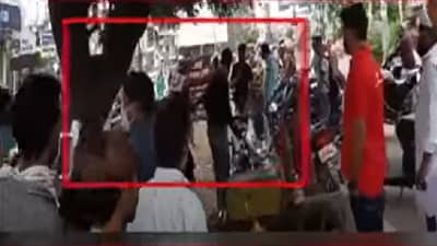 Video | रोडरोमिओंकडून पाठलाग, अश्लील हावभाव; धाकट्या बहिणीने भर रस्त्यात दिला चोप, व्हिडीओ व्हायरल