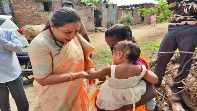 कुपोषणामुळे गंभीर आजारी चिमुकली भाग्यश्री ठणठणीत, मंत्री यशोमती ठाकूर यांच्याकडून प्रत्यक्ष भेटून विचारपूस