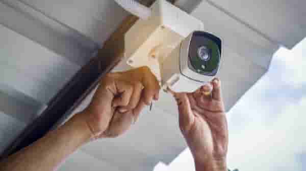 CCTV दुरुस्तीच्या निमित्ताने मोबाईलवर अॅक्सेस, दाम्पत्याच्या बेडरुममधले व्हिडीओ तंत्रज्ञाकडून रेकॉर्ड