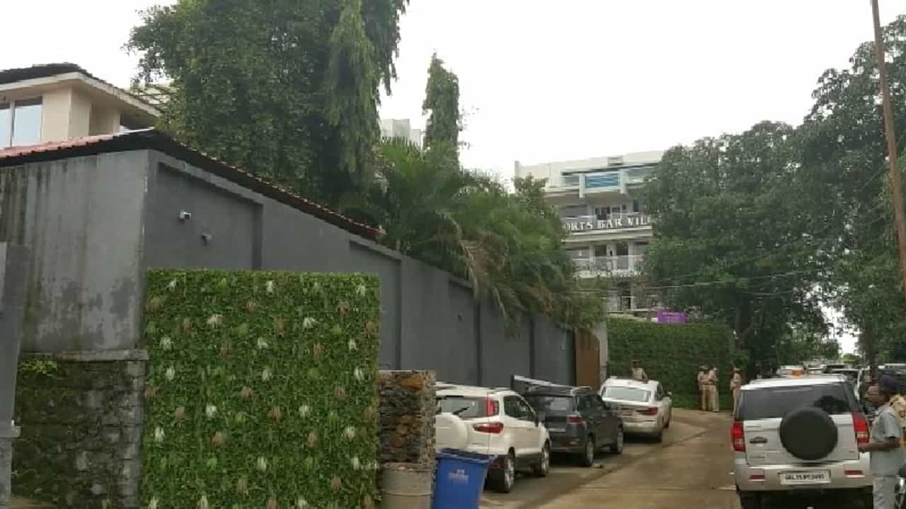 इगतपुरीतील रिसॉर्टमध्ये पोलिसांचा छापा, बिग बॉस फेम महिलेसह 22 जणांची रेव्ह पार्टी