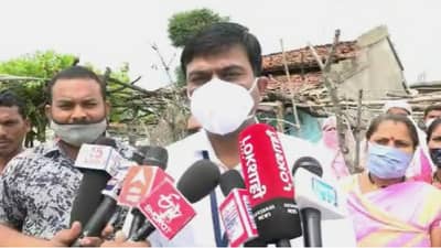 माय आता मीच तुझा मुलगा, गोंदियाच्या जिल्हाधिकाऱ्यांकडून 80 वर्षीय आजींना आधार