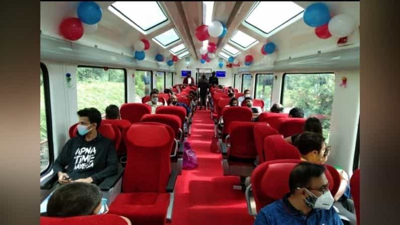 पुणे मार्गावर मुंबई- पुणे डेक्कन एक्सप्रेस विशेष ट्रेनला पहिल्यांदाच जोडण्यात आलेल्या विस्टाडोम कोचला प्रवाशांचा उत्तम प्रतिसाद मिळतोय. याचं बुकींग फुल्ल झालेलं पाहायला मिळालं.