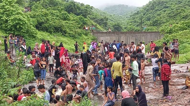महामारीतल्या या गर्दीचं करायचं तरी काय? मुंबईपासून काही अंतरावर असलेल्या धबधब्यावर जल्लोष महामारीतल्या या गर्दीचं करायचं तरी काय? मुंबईपासून काही अंतरावर असलेल्या धबधब्यावर जल्लोष