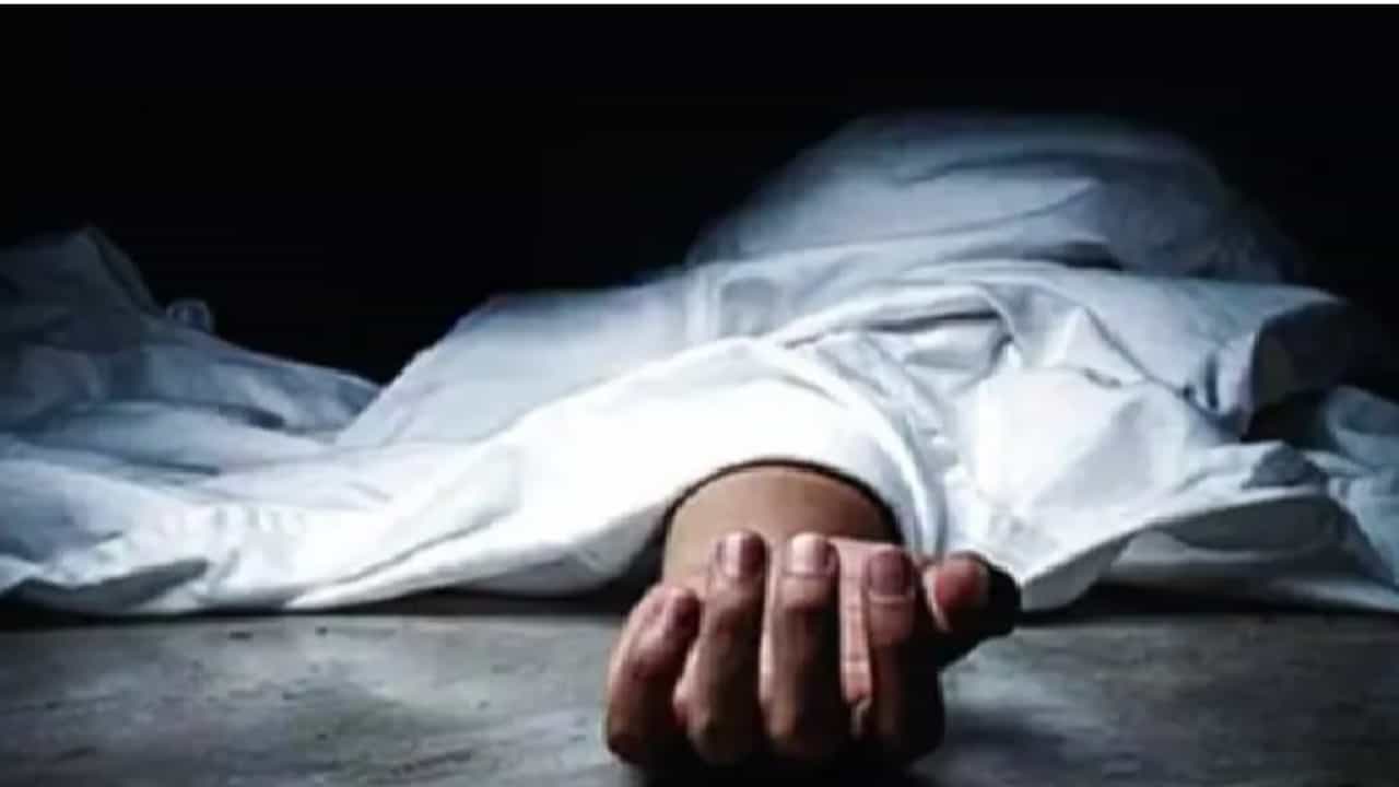 कोरोना लस घेण्यासाठी जाणाऱ्या शिक्षिकेची दुचाकी खड्ड्यात अडकली, उपचारादरम्यान मृत्यू