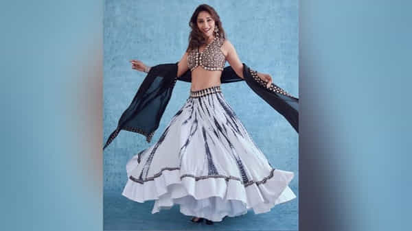 माधुरी दीक्षितने तिच्या लक्झरी वॉर्डरोबमध्ये आणखी एक पारंपारिक लेहेंगा सामील केला आहे. हा लेहेंगा पाहून कोणाच्याही नजरा खिळून राहू शकतात. अलीकडेच माधुरीने सोशल मीडियावर काही फोटो शेअर केले आहेत, ज्यात ती खूपच सुंदर दिसत आहे.